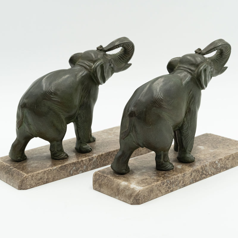 Conjunto de dos elefantes decorativos de estilo Art Déco.