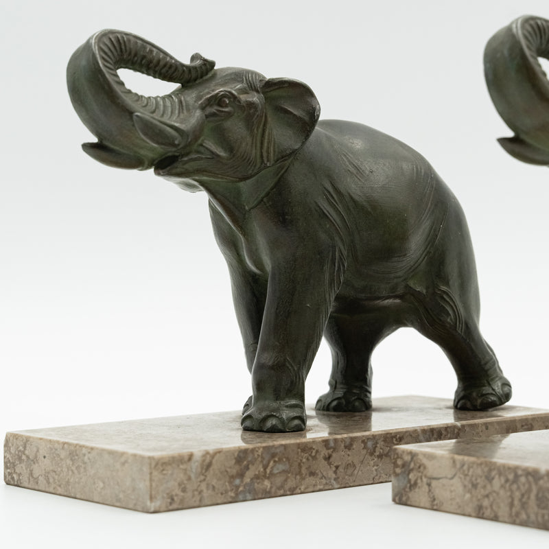 Conjunto de dos elefantes decorativos de estilo Art Déco.