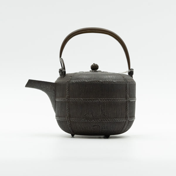 La vasija ceremonial china del siglo XIX está elaborada en bronce patinado y presenta exquisitos detalles de diseño.