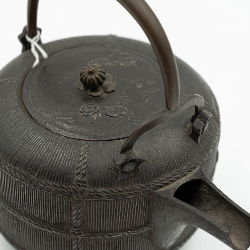 La vasija ceremonial china del siglo XIX está elaborada en bronce patinado y presenta exquisitos detalles de diseño.