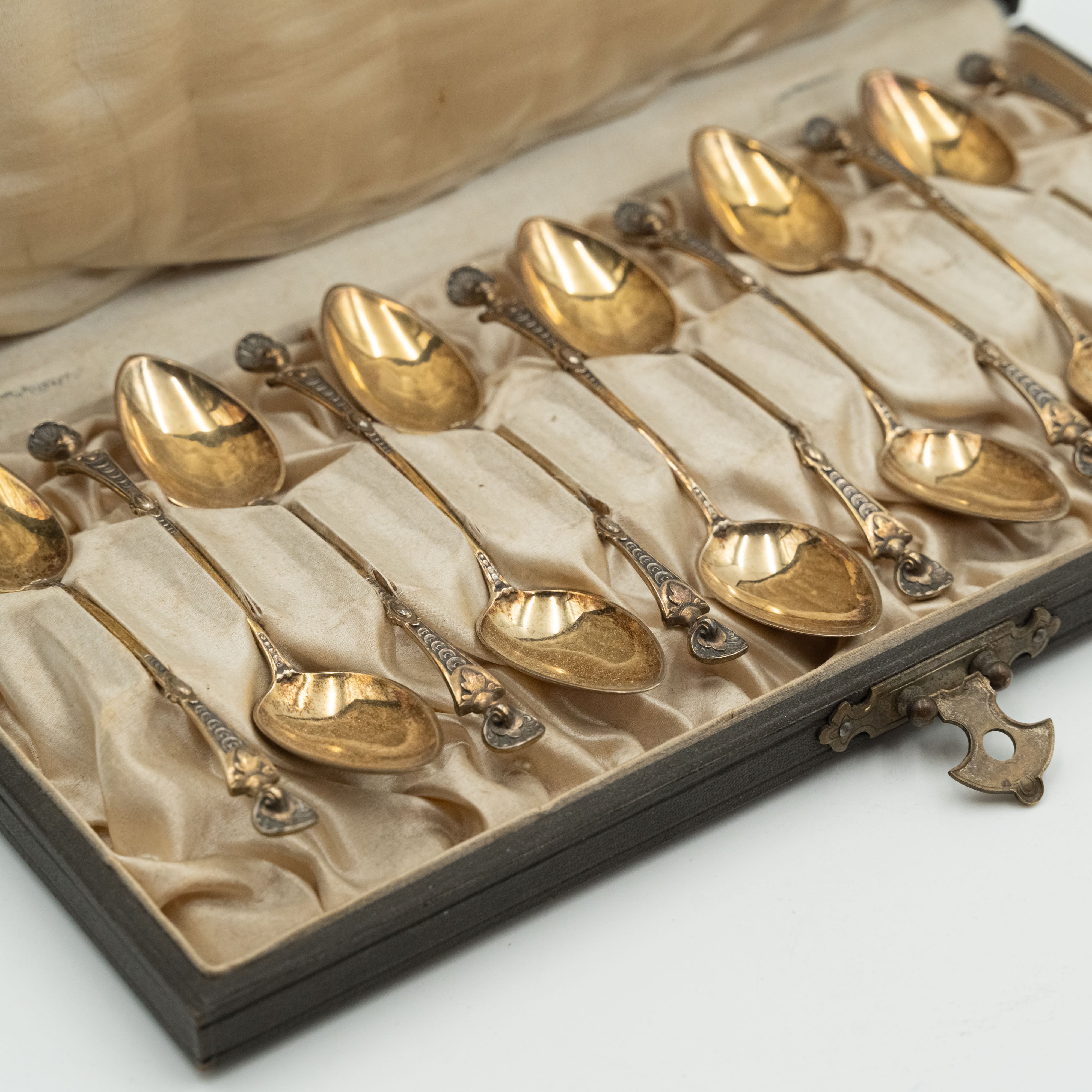 Plata de ley alemana contrastada 800. Juego de cucharas de té para doce personas.