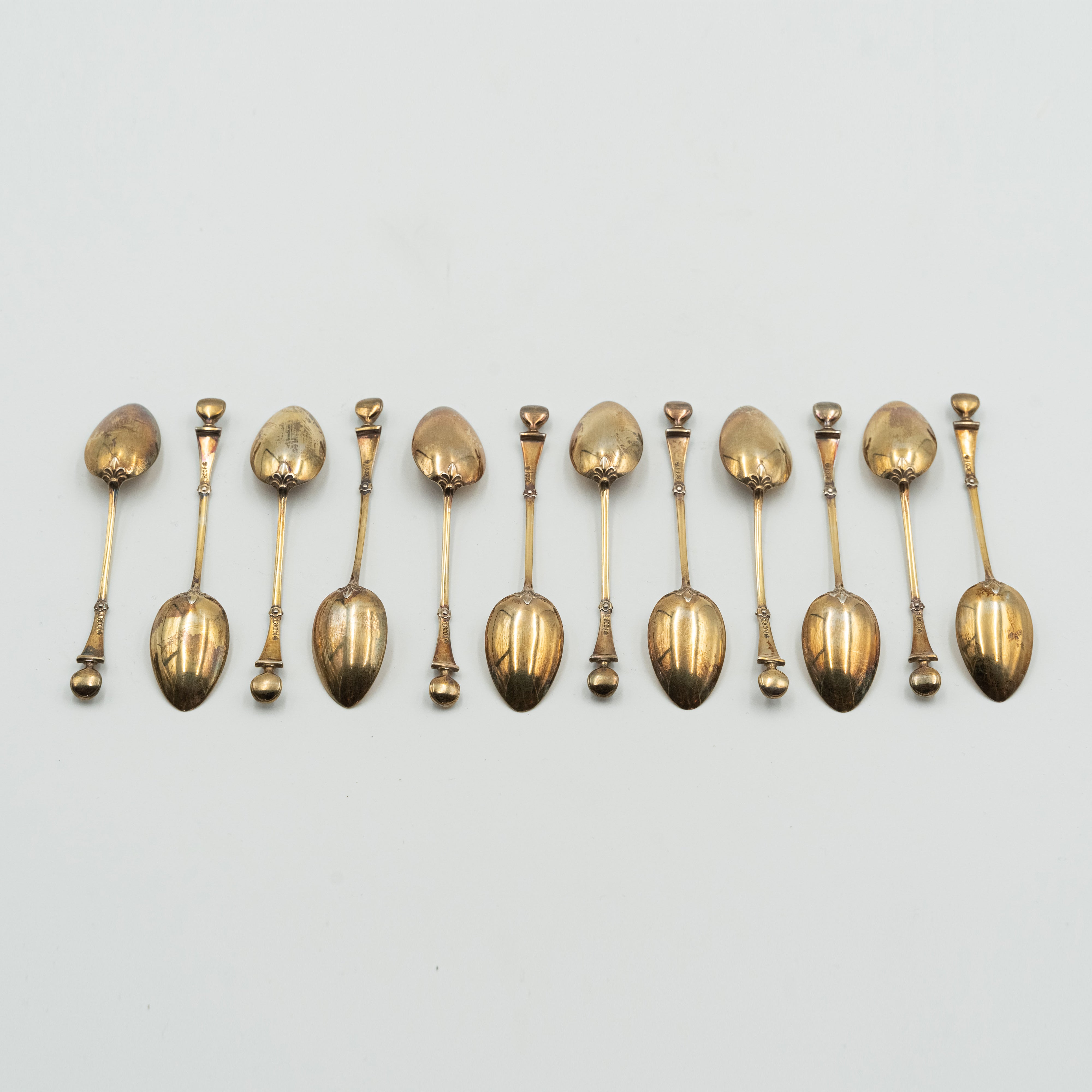 Plata de ley alemana contrastada 800. Juego de cucharas de té para doce personas.
