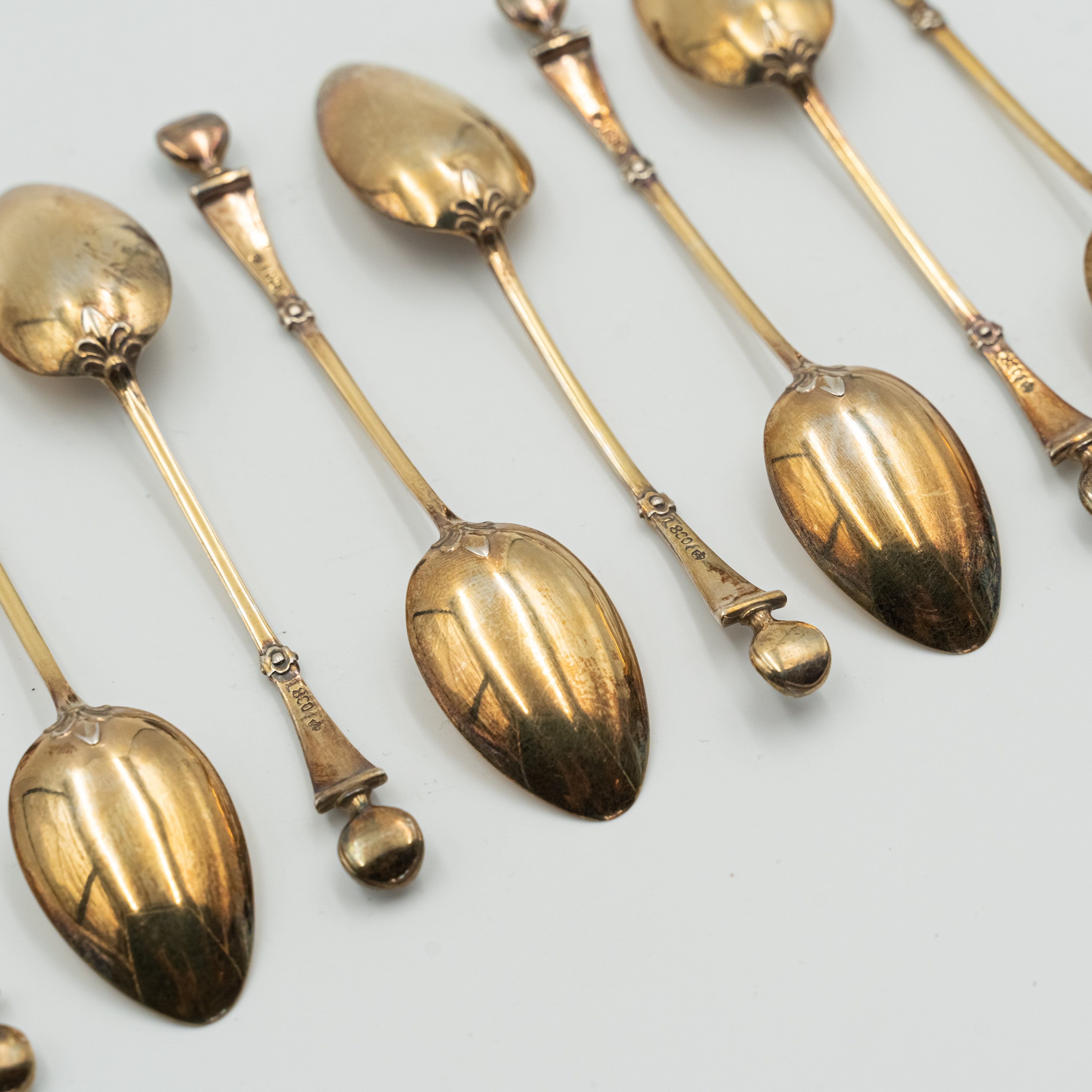 Plata de ley alemana contrastada 800. Juego de cucharas de té para doce personas.