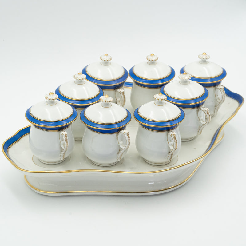 Juego de porcelana europea compuesto por 9 tazas de chocolate caliente en una bandeja para servir.