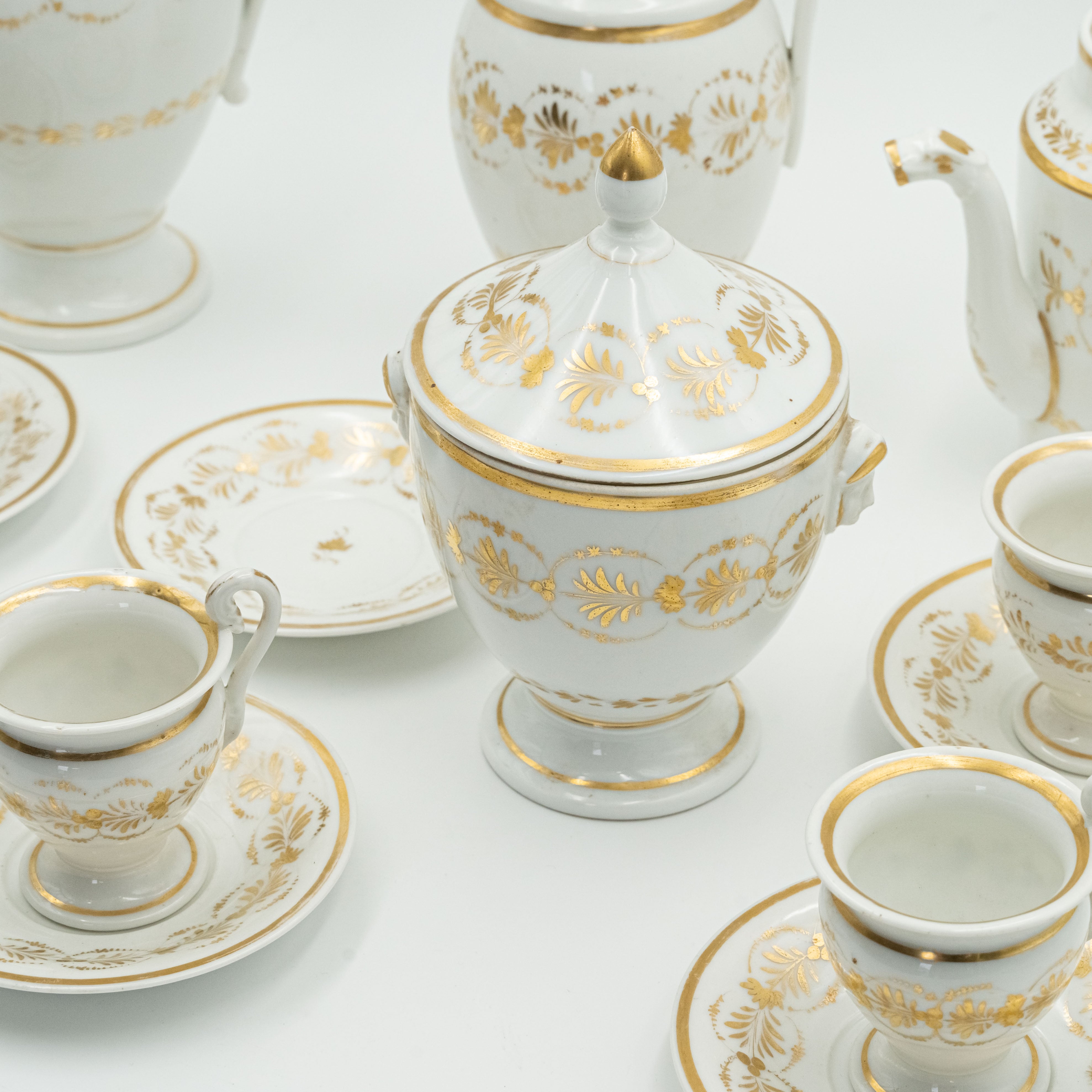 Juego de té y café de porcelana europea de estilo neogriego de la década de 1830