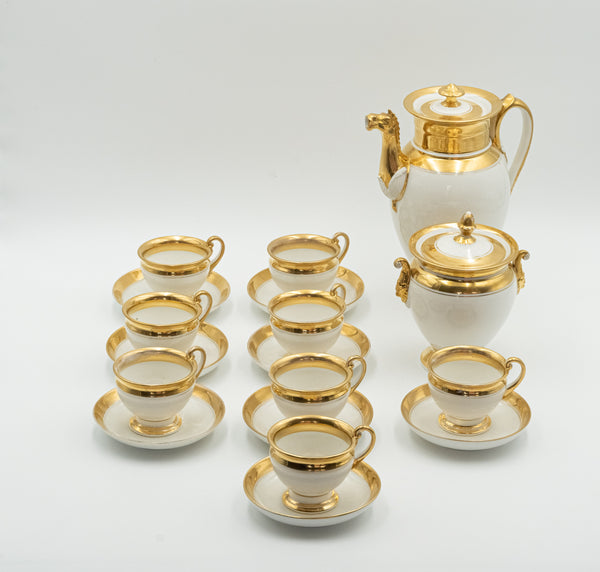 19 世紀末歐洲陶瓷咖啡具，可供 8 人使用，帶有精緻的浮雕，形成馬斯卡龍