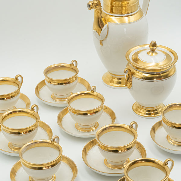 Juego de café europeo de finales del siglo XIX en porcelana para 8 personas elaborado con un delicado relieve que forma Mascarones.