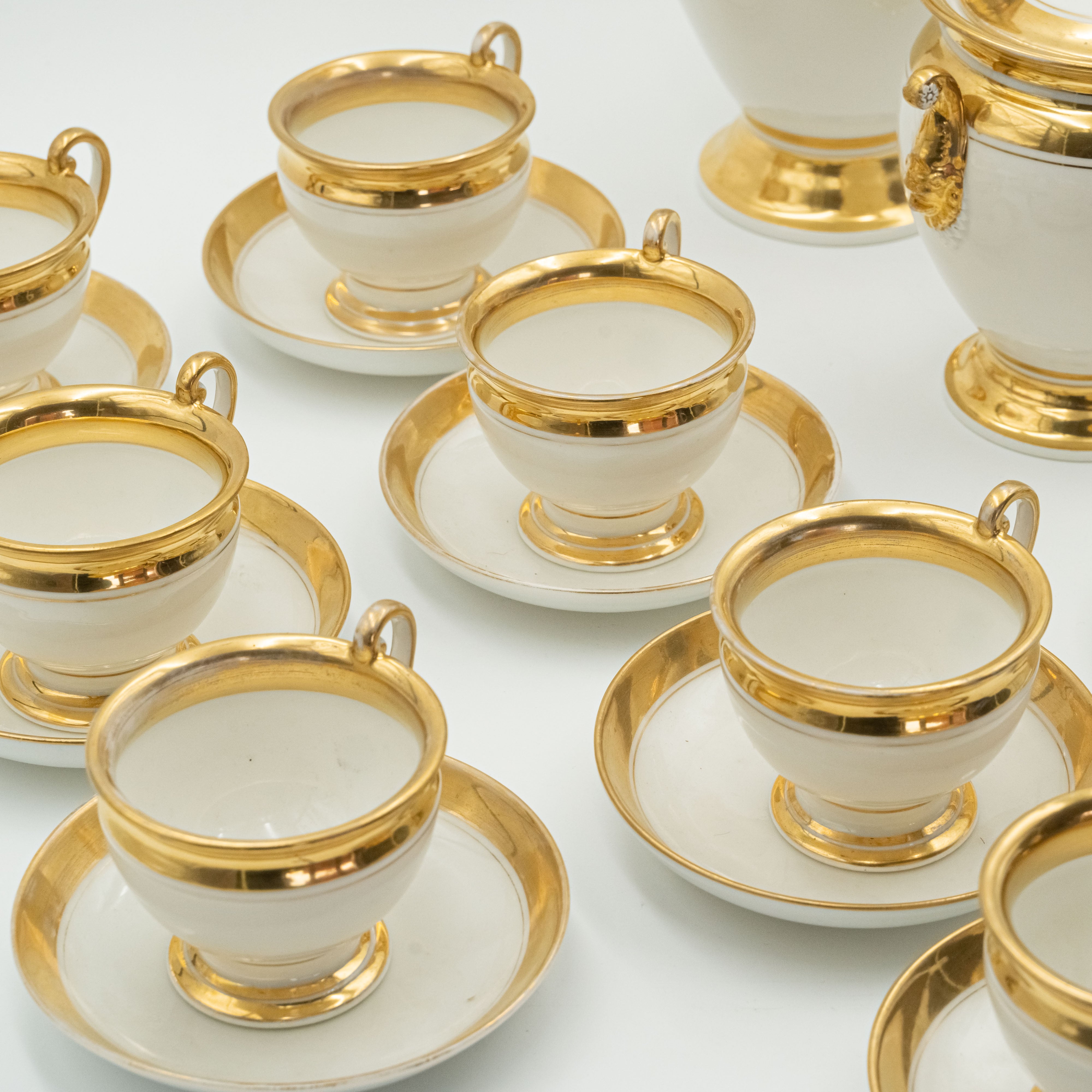 Juego de café europeo de finales del siglo XIX en porcelana para 8 personas elaborado con un delicado relieve que forma Mascarones.