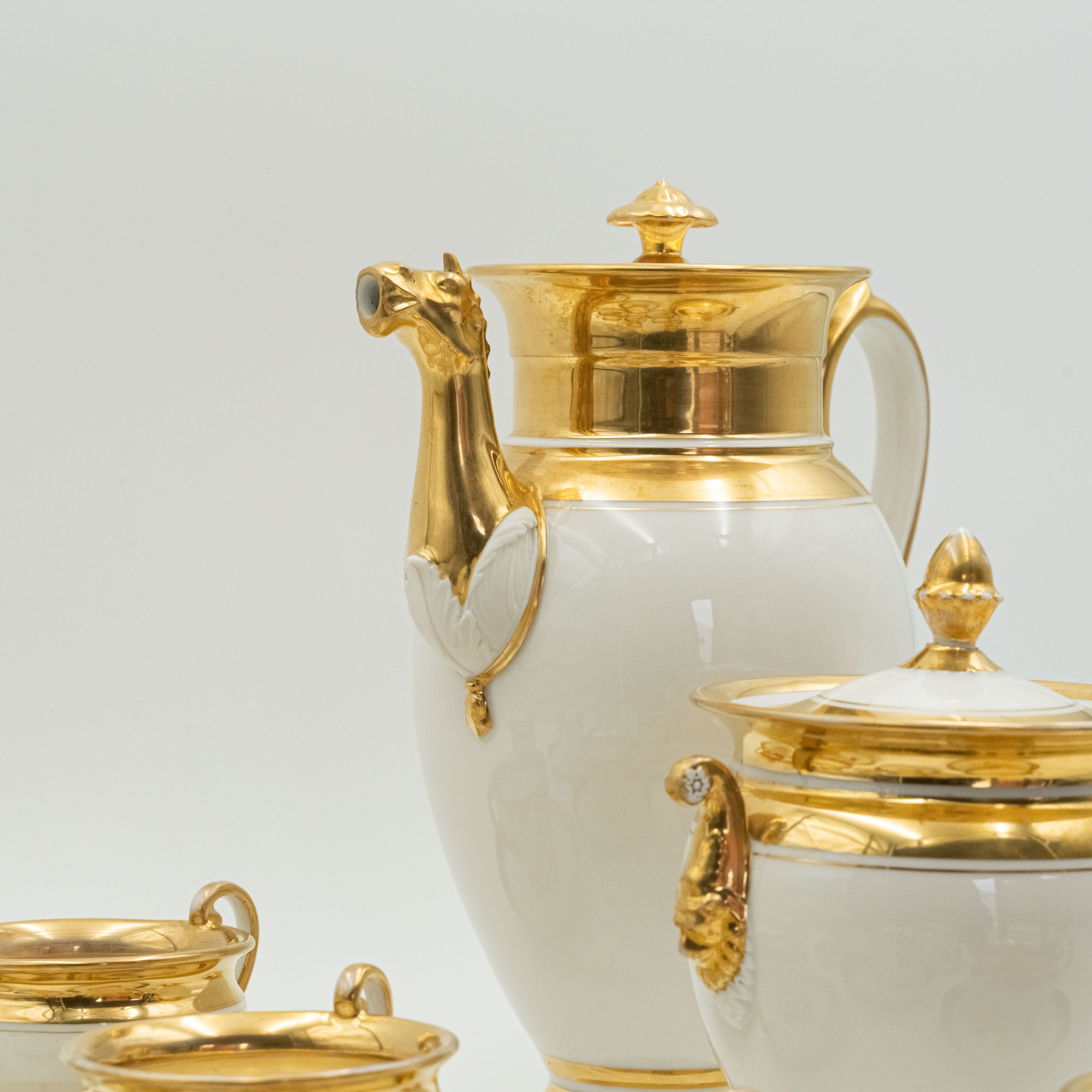 Juego de café europeo de finales del siglo XIX en porcelana para 8 personas elaborado con un delicado relieve que forma Mascarones.