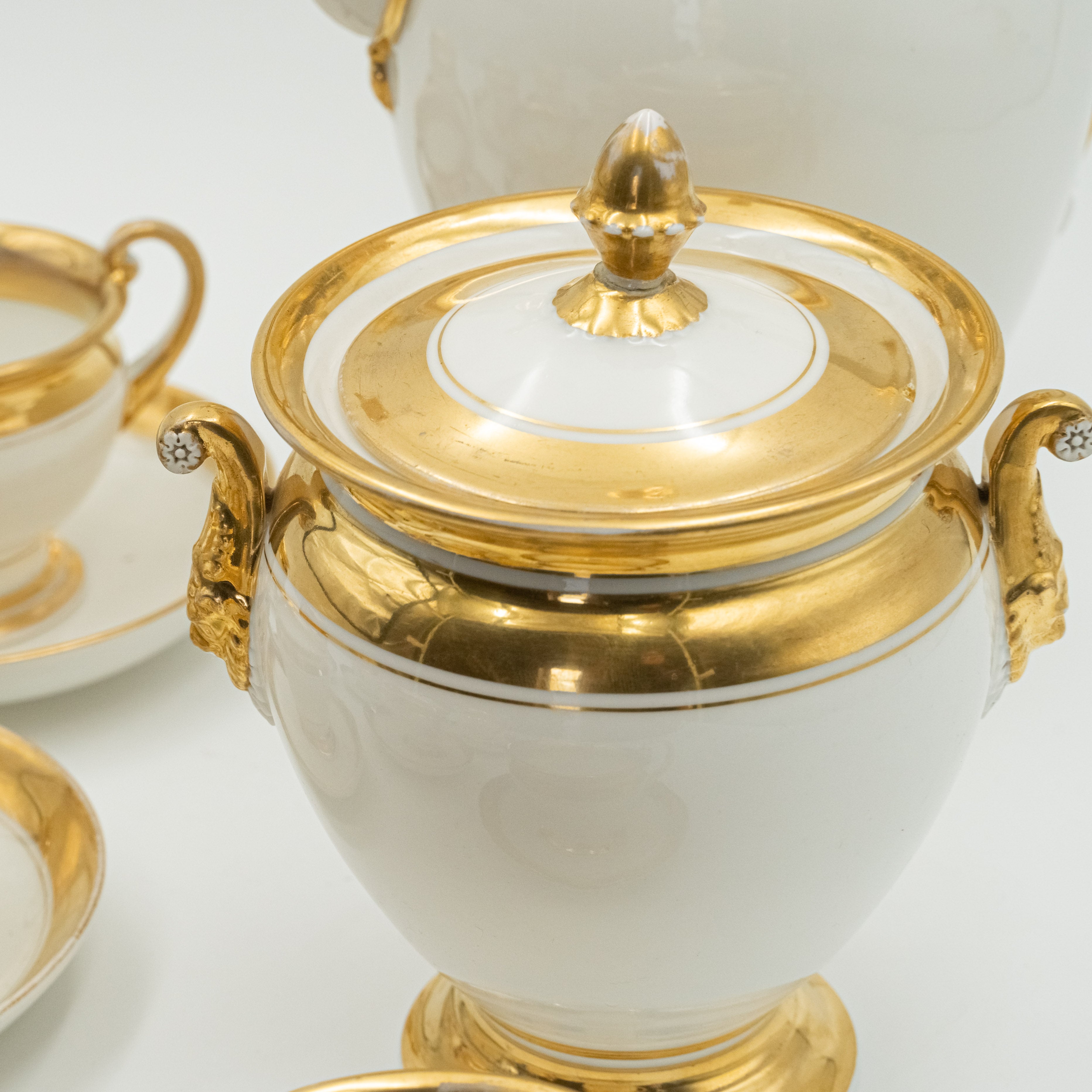Juego de café europeo de finales del siglo XIX en porcelana para 8 personas elaborado con un delicado relieve que forma Mascarones.