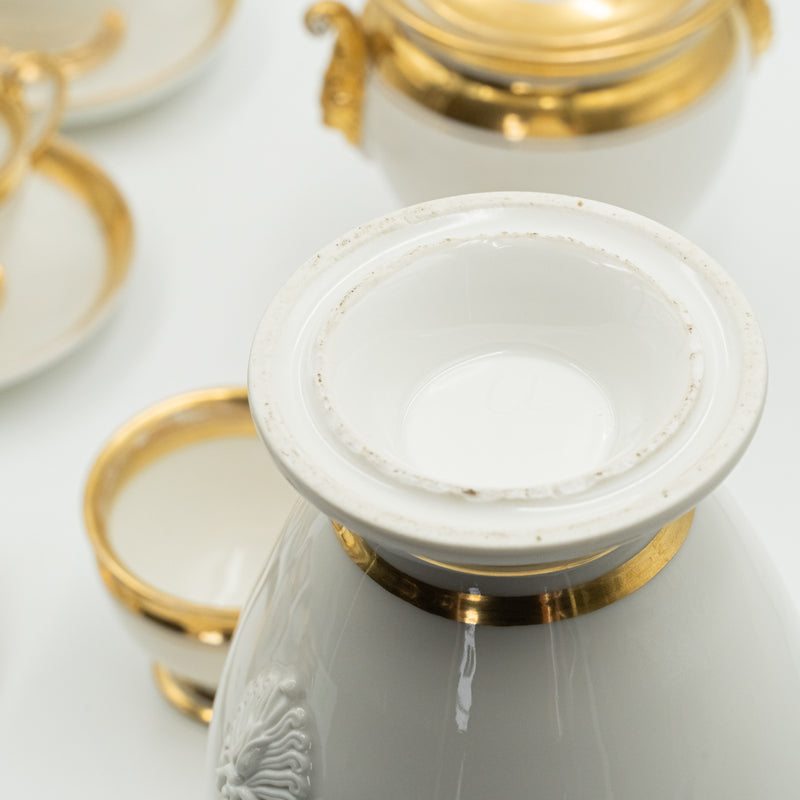 Juego de café europeo de finales del siglo XIX en porcelana para 8 personas elaborado con un delicado relieve que forma Mascarones.