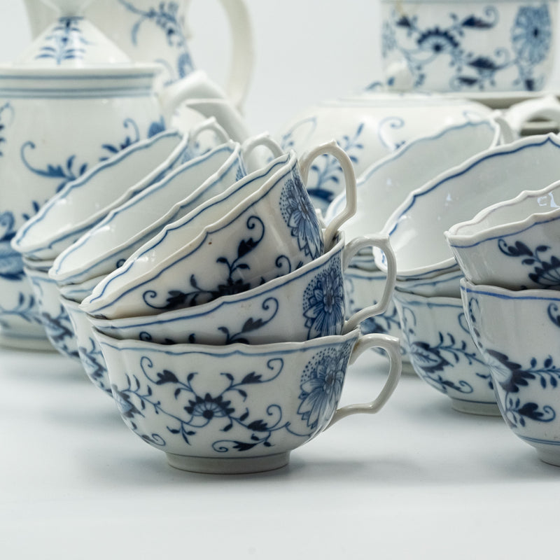 Magnífico servicio de té y café de porcelana con diseño "cebolla" de Meissen del siglo XIX.