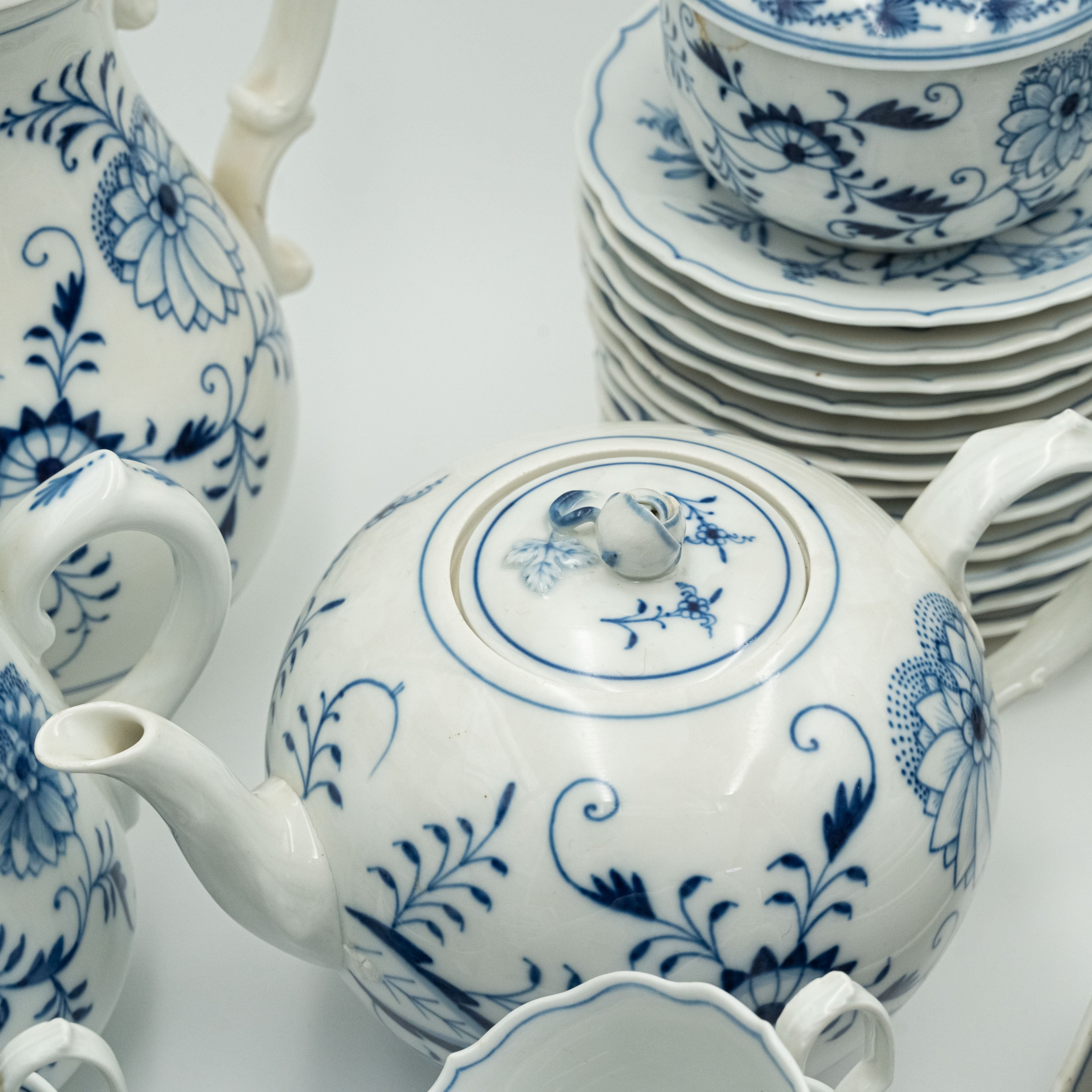 Magnificent 19th century Meissen "Onion" pattern porcelain tea and coffee service
