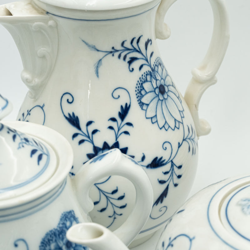 Magnificent 19th century Meissen "Onion" pattern porcelain tea and coffee service