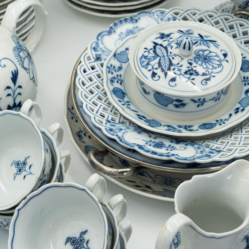 Magnífico servicio de té y café de porcelana con diseño "cebolla" de Meissen del siglo XIX.