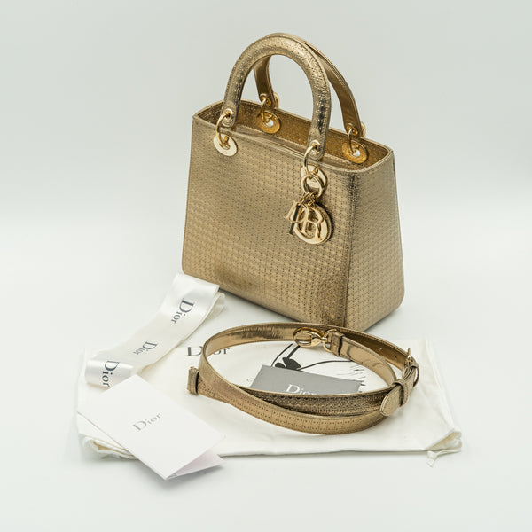 Bolso mediano Lady Dior de piel de becerro metalizada Microcannage dorado