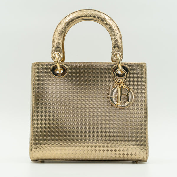 Bolso mediano Lady Dior de piel de becerro metalizada Microcannage dorado