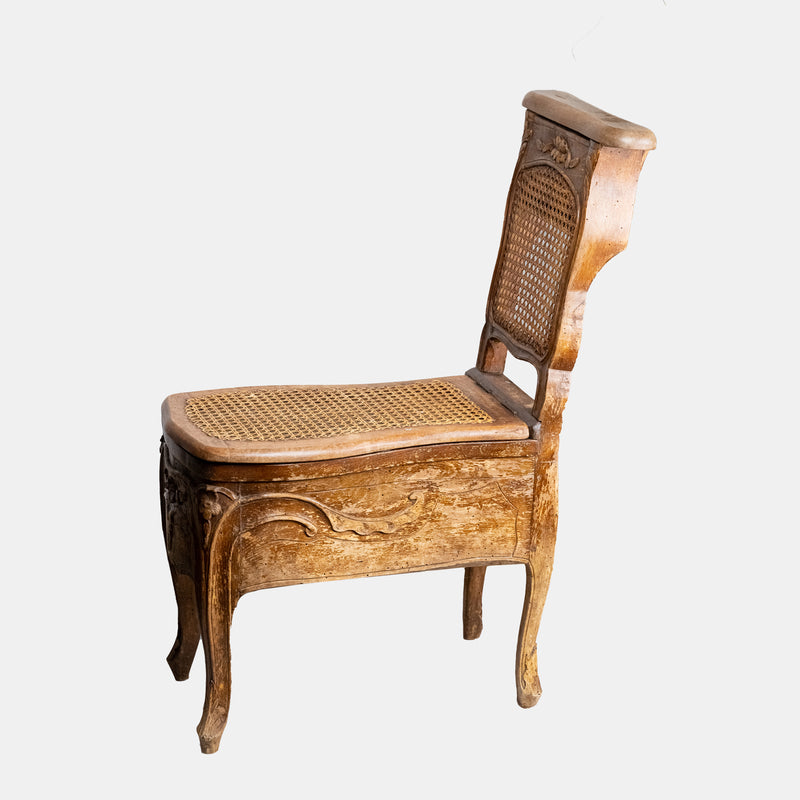 Exclusivo y raro sillón bidé del siglo XIX decorado con adornos florales con tejido de ratán.