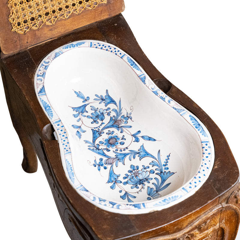 Exclusivo y raro sillón bidé del siglo XIX decorado con adornos florales con tejido de ratán.