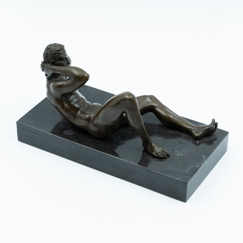 Esta impresionante escultura de bronce de la "Colección Erótica" de Mavchi presenta una representación realista de una figura masculina excitada.