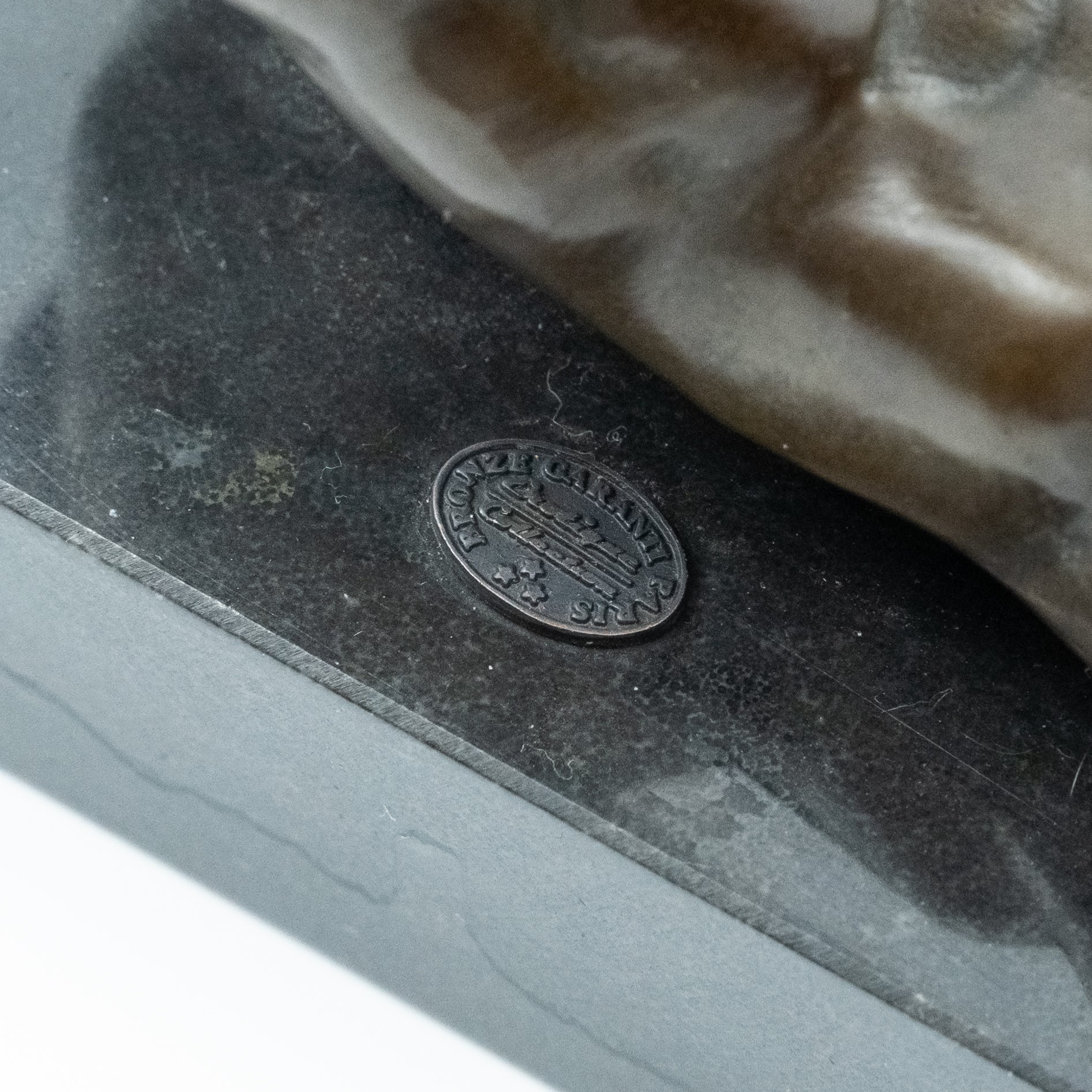 Esta impresionante escultura de bronce de la "Colección Erótica" de Mavchi presenta una representación realista de una figura masculina excitada.