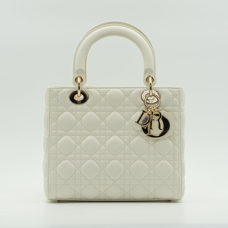 Bolso de mano Lady Dior de piel de cordero color blanco (latte) tamaño mediano