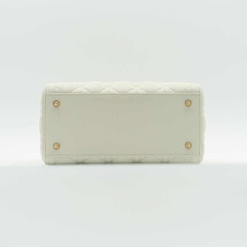 Bolso de mano Lady Dior de piel de cordero color blanco (latte) tamaño mediano