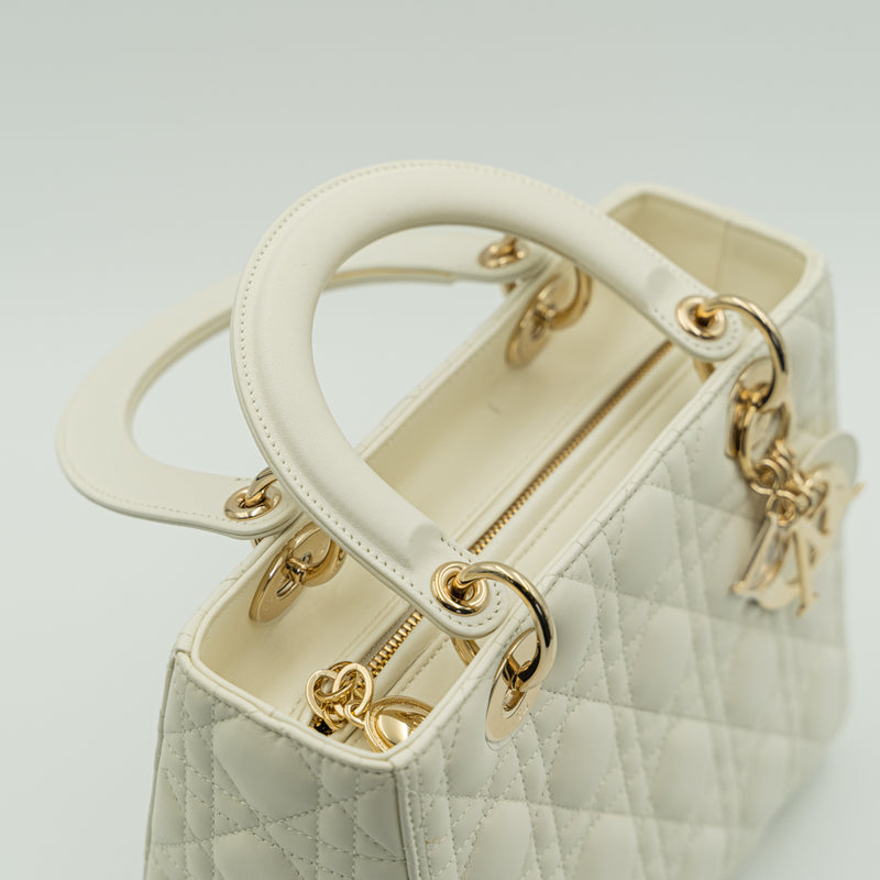 Bolso de mano Lady Dior de piel de cordero color blanco (latte) tamaño mediano
