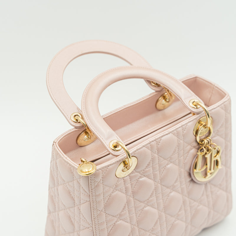 Bolso mediano Lady Dior Cannage de piel de cordero rosa empolvado