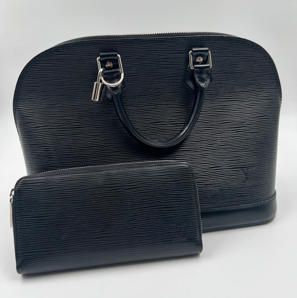 Bolso Louis Vuitton Epi Leather Alma PM y billetera Epi Leather Zippy en color Noir