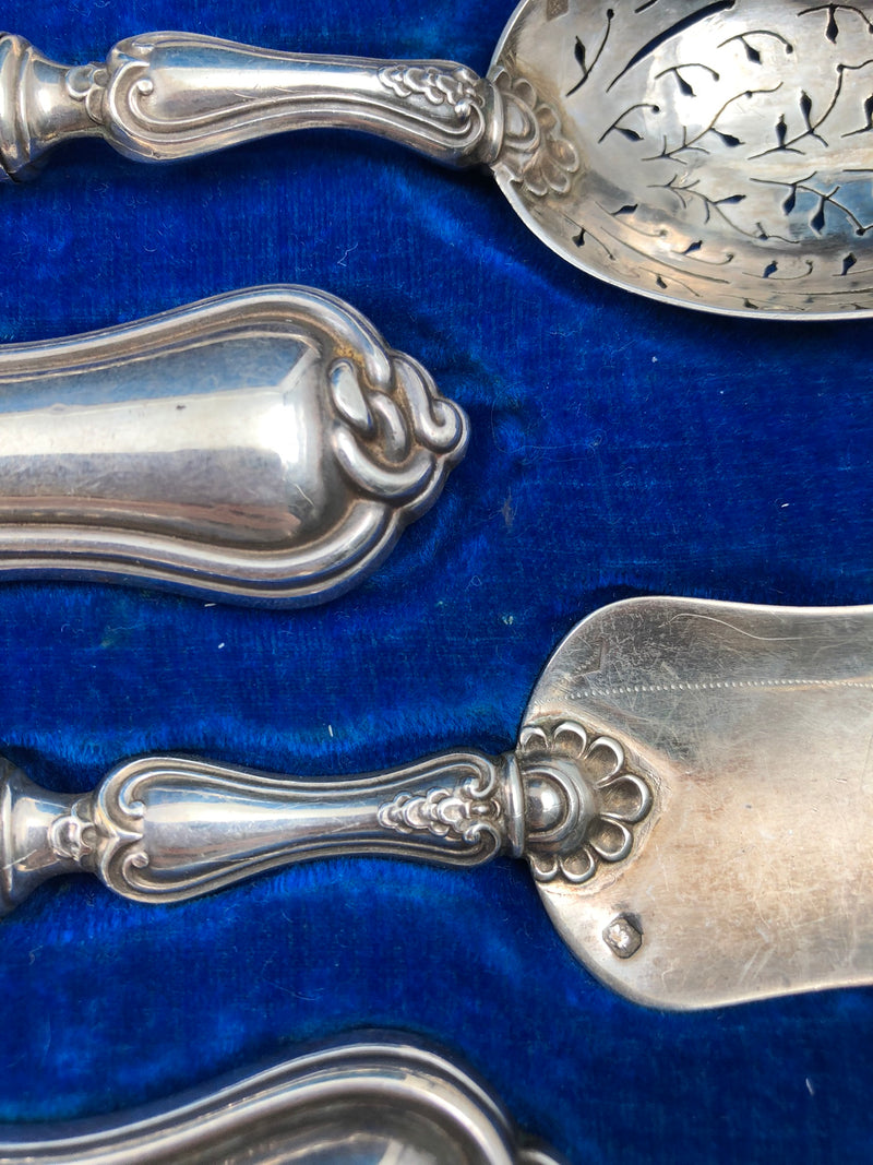 古董 19 世紀法國銀器套裝，適合餐桌佈置，帶有裝飾性貼邊圖案。
