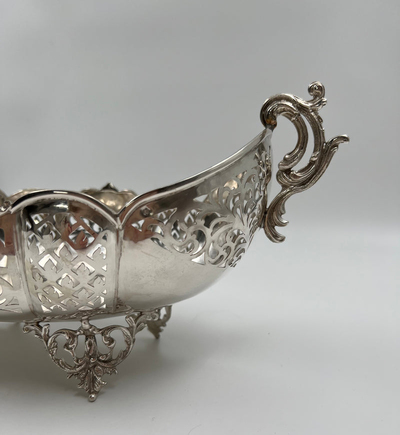 Antiguo frutero europeo de plata del siglo XIX con una decoración floral bellamente tallada con guirnaldas.