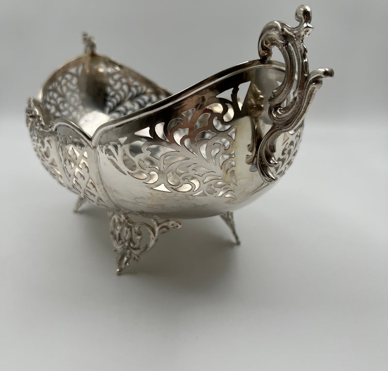 Antiguo frutero europeo de plata del siglo XIX con una decoración floral bellamente tallada con guirnaldas.