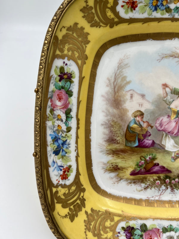 Importante Cuenco antiguo de porcelana amarilla de Sevres pintado a mano del siglo XIX.