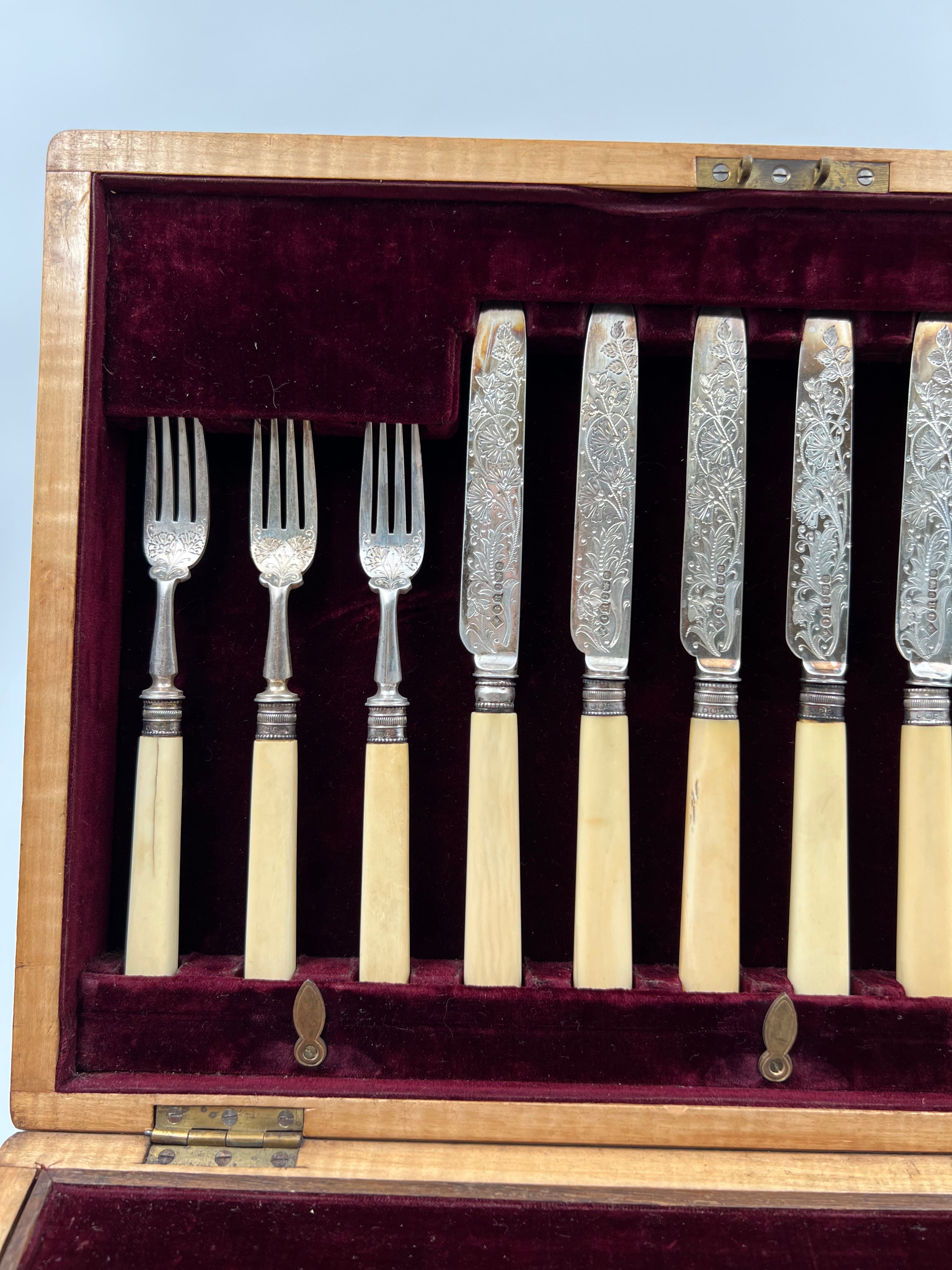 Juego de vajilla de plata antigua Sheffields en su caja de madera original.
