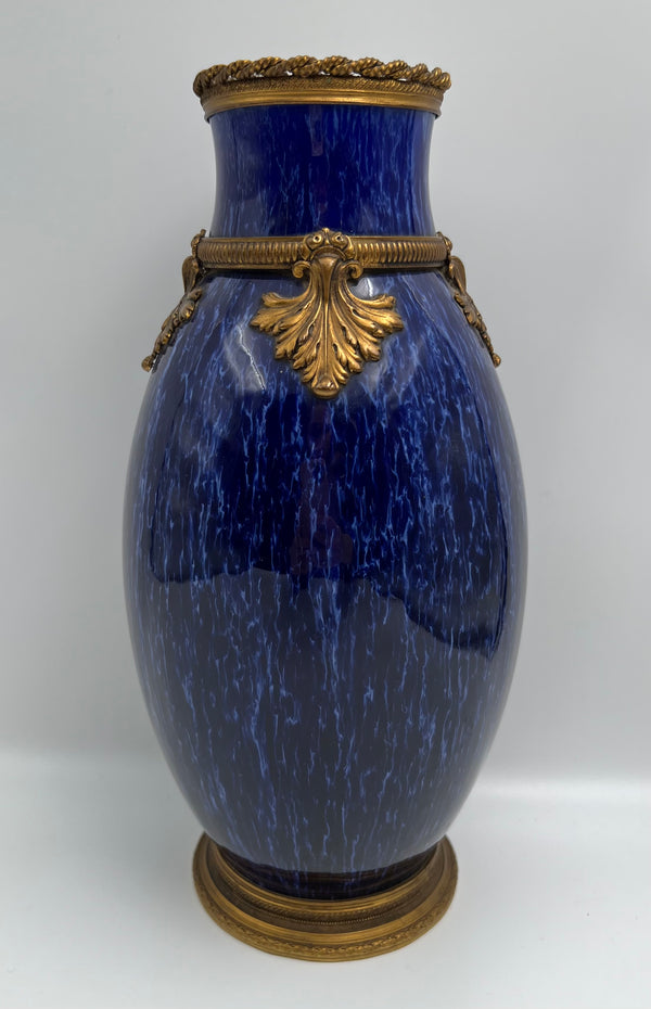 古董 19 世紀法國鈷藍色瓷花瓶，飾有鍍金青銅老鼠葉