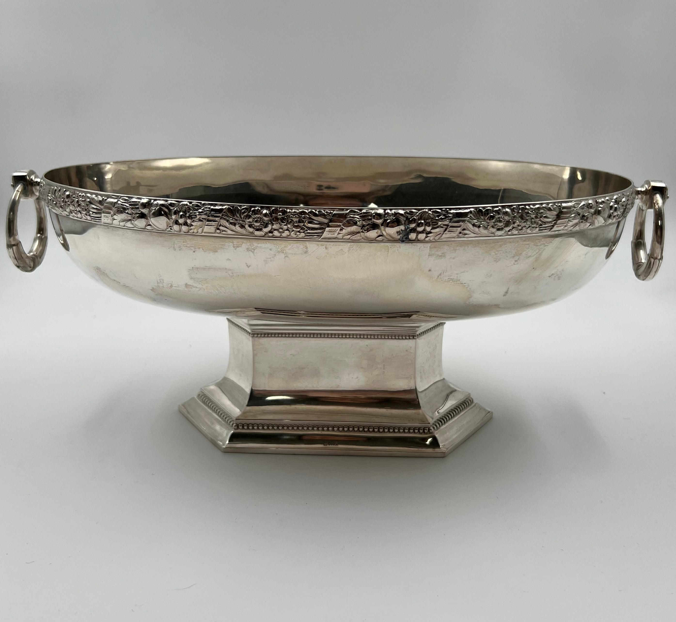 Frutero alemán antiguo de plata con decoración floral y frutal