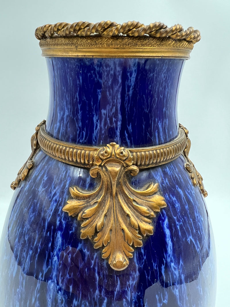 Antiguo jarrón francés de porcelana azul cobalto, siglo XIX, decorado con hojas de acanto de bronce dorado.