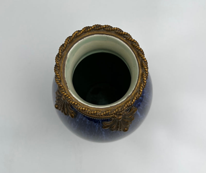 Antiguo jarrón francés de porcelana azul cobalto, siglo XIX, decorado con hojas de acanto de bronce dorado.