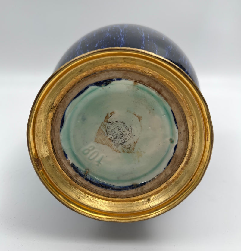 古董 19 世紀法國鈷藍色瓷花瓶，飾有鍍金青銅老鼠葉