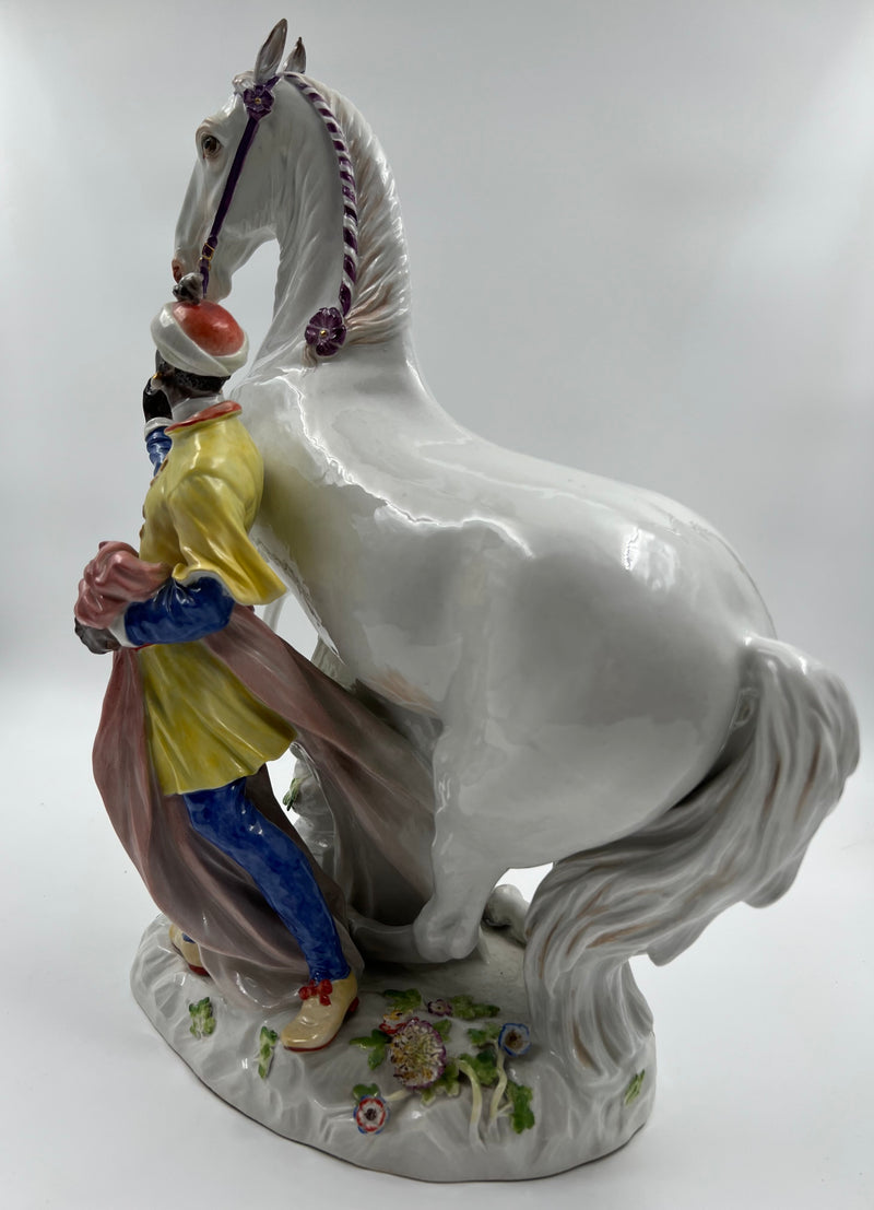 Un gran grupo ecuestre de porcelana de Meissen formado por "un caballo y un guía"