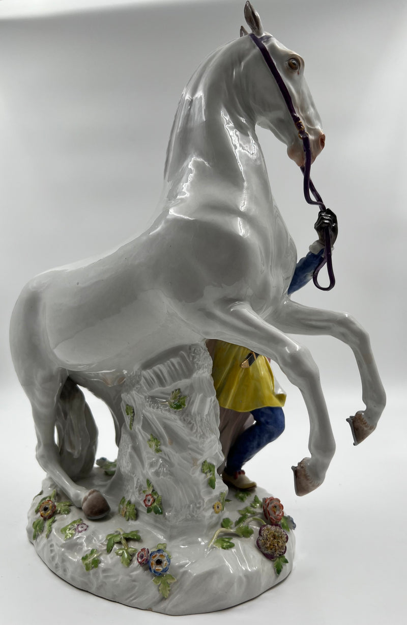 Un gran grupo ecuestre de porcelana de Meissen formado por "un caballo y un guía"