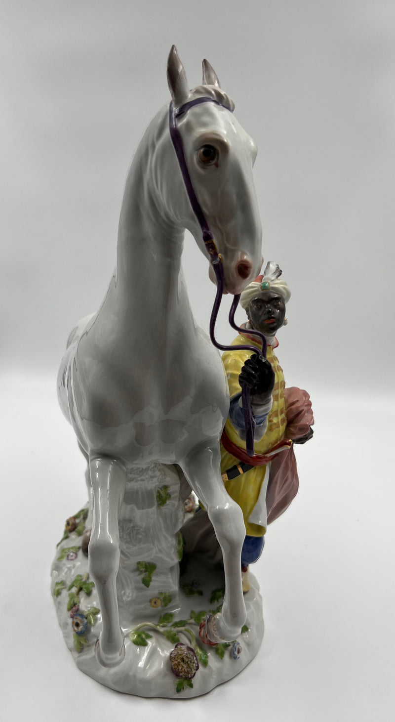 Un gran grupo ecuestre de porcelana de Meissen formado por "un caballo y un guía"