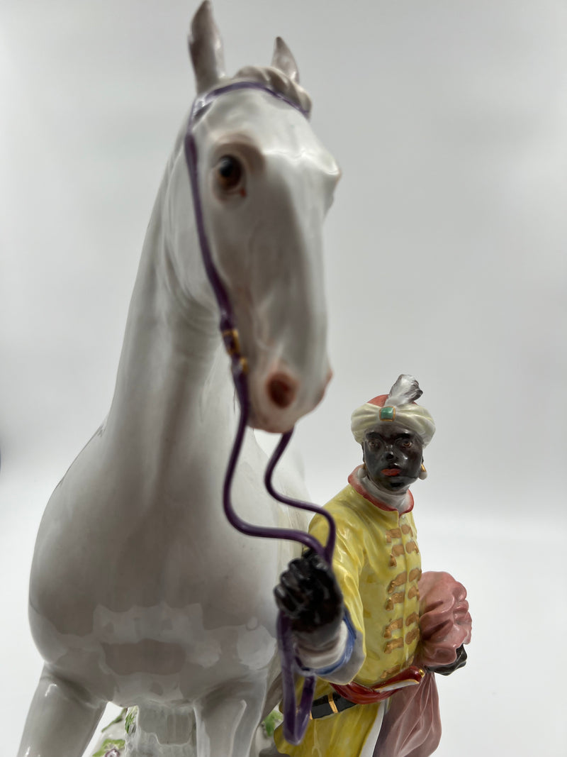 Un gran grupo ecuestre de porcelana de Meissen formado por "un caballo y un guía"