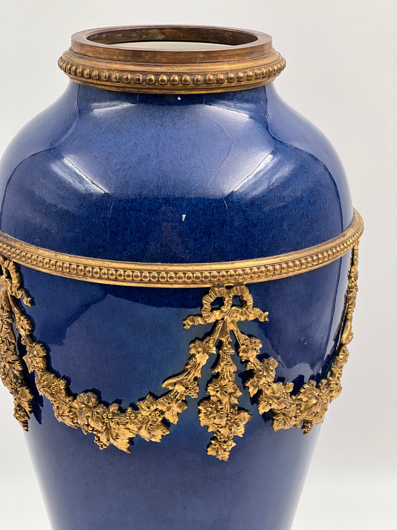 Antiguo jarrón francés de porcelana azul cobalto de Sevres con decoración en bronce dorado de Paul Milet