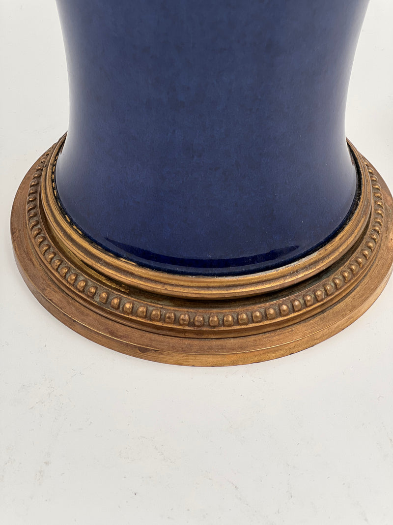 Antiguo jarrón francés de porcelana azul cobalto de Sevres con decoración en bronce dorado de Paul Milet