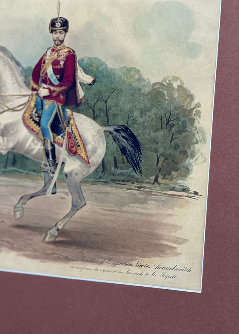 Delicada litografía de Su Majestad Imperial el Emperador Nicolás II montando un majestuoso corcel blanco