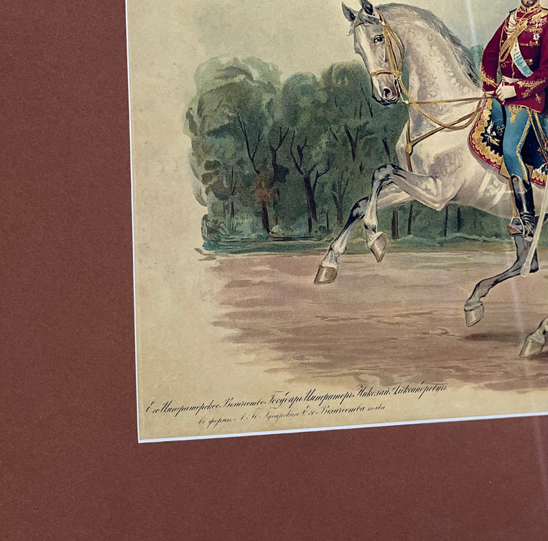 Delicada litografía de Su Majestad Imperial el Emperador Nicolás II montando un majestuoso corcel blanco