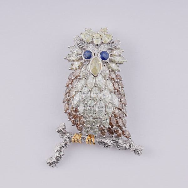 18K 白金胸針，設計為樹枝上的貓頭鷹，鑲嵌 14.18 CTW 鑽石和 2 顆藍色藍寶石