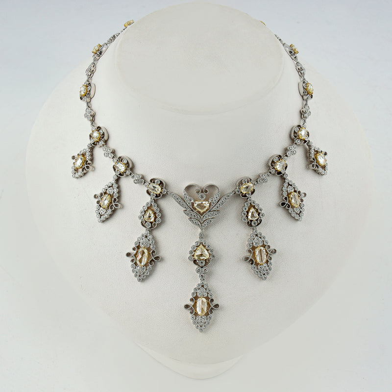 18K white gold necklace set with 11,90 CTW colourless and fancy yellow diamonds